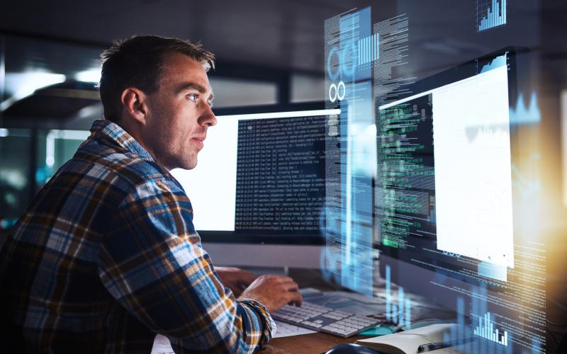 It security fachkraft vor Monitor, bedrohungen abwehren